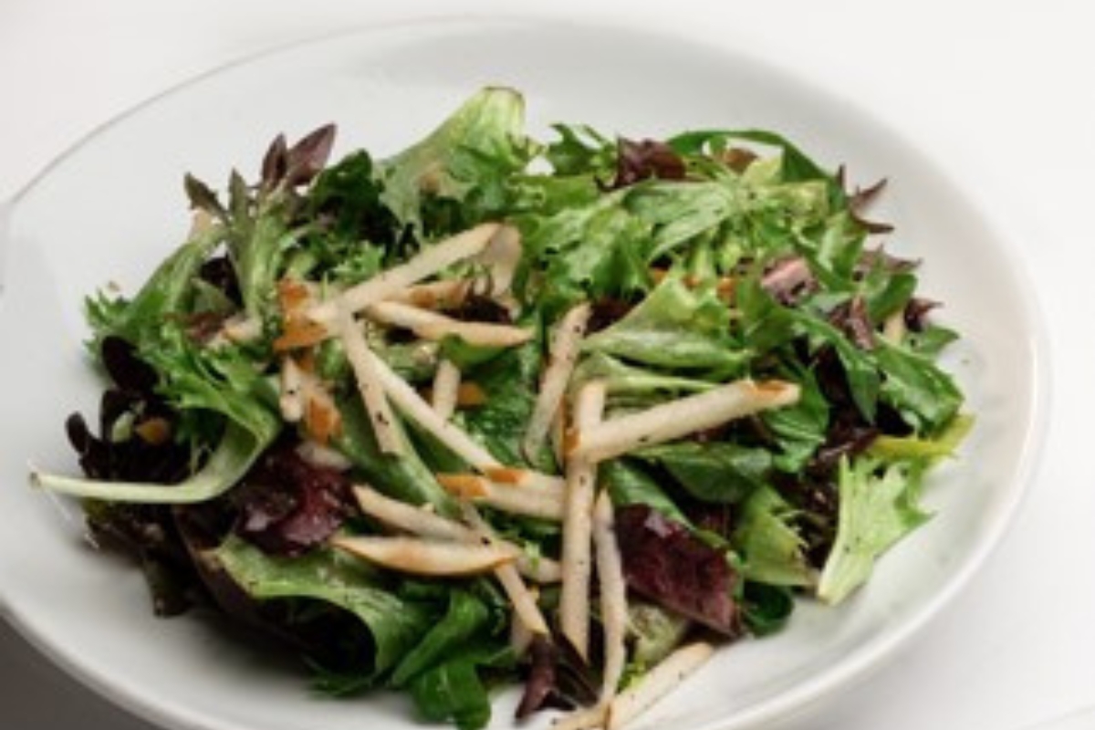 Field Green, Pear & Candied Pecan Salad